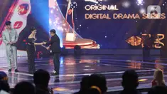 Chief Content dan Strategy Officer Vidio, Mark Francis (kanan) saat menerima penghargaan pada 29th Asian Television Awards di Studio 6 EMTEK CITY, Jakarta, Sabtu (30/11/2024). (Liputan6.com/Herman Zakharia)