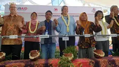 Konsul Jenderal AS di Surabaya Mark McGovern, Direktur USAID Erin E. Mckee, Ketua Pelaksana Coca-Cola Foundation Indonesia Titie Sadarini dan Direktur Pelayanan PDAM Surabaya Anizar Firmadi usai Meresmikan program master meter untuk air minum di Bubutan, Sabtu (23/3). (Liputan6.com/HO/Yusuf)