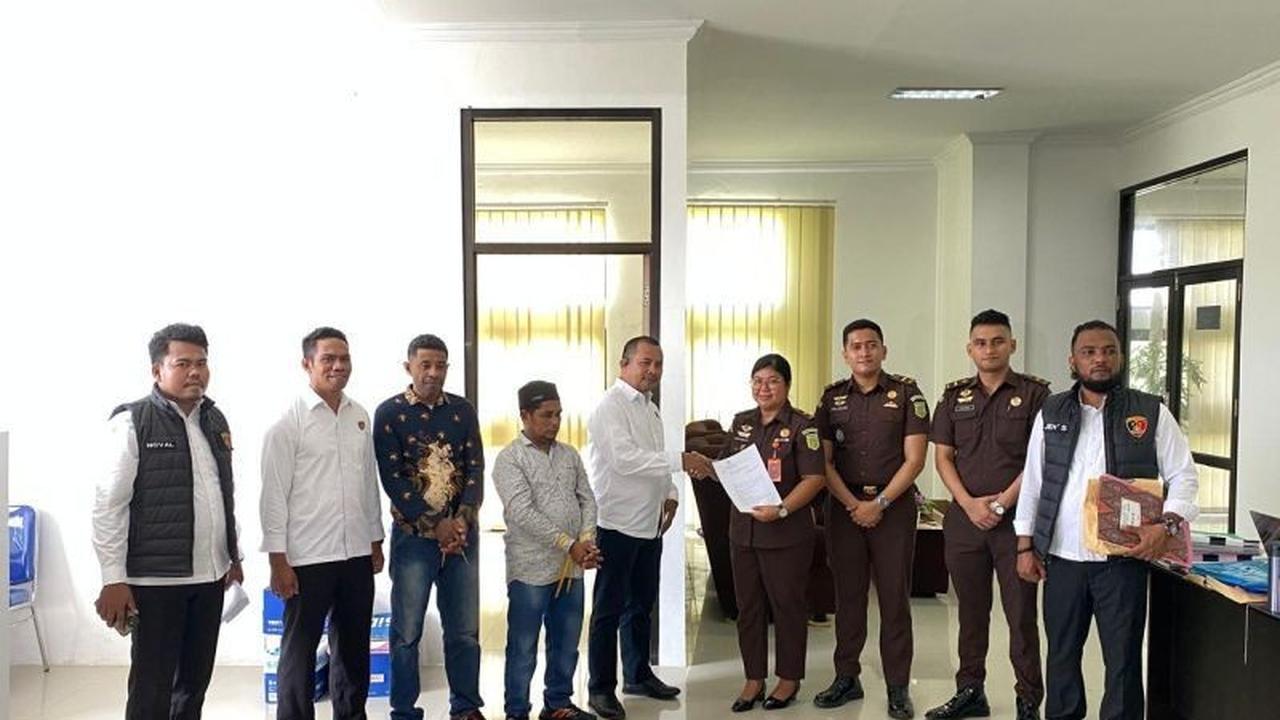 Polres SBT Serahkan Dua Tersangka Korupsi Dana Desa Ainena ke Kejaksaan