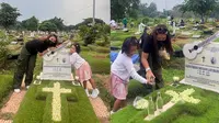 Momen Mutia Ayu dan Gewa ziarah ke makam Glenn Freddly (sumber: Instagram/mutia_ayuu)