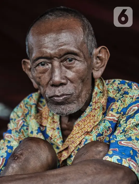 Potret Dayat (79) salah satu tetua yang menjadi korban penggusuran saat di tenda pengungsian RT 006/004, Kampung Bandan, Ancol, Jakarta, Kamis (16/7/2020). Korban penggusuran hanya mengandalkan tenda dari terpal dan alas triplek untuk tidur. (merdeka.com/Iqbal S. Nugroho)