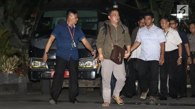Terjaring OTT, Begini Ekspresi Kadis PUPR Tulungagung Saat Digiring ke KPK
