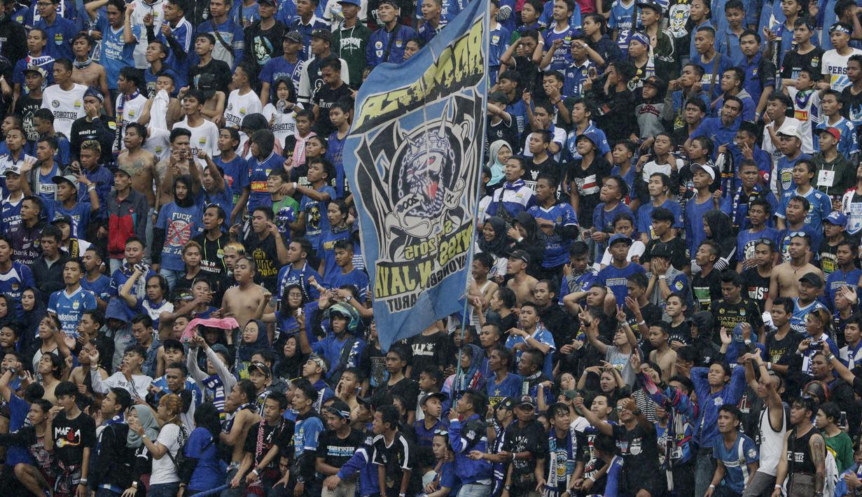 Bobotoh saat mendukung Persib Bandung melawan Persiwa Wamena pada laga Piala Indonesia di Stadion Si Jalak Harupat, Bandung, Senin (11/2). Persib menang 7-0 atas Persiwa. (Bola.com/M Iqbal Ichsan)
