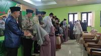 Ratusan anak yatim, yatim piatu dan dhuafa mendapat santuan dari Kemenag Garut menjelang datangnya momen lebaran idul fitri 1443 H tahun ini. (Liputan6.com/Jayadi Supriadin)