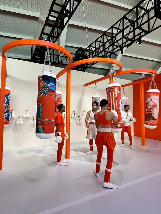 <p>HERM&Egrave;SFIT akan membuat kita melihat berolahraga dengan cara baru. Pertama, alih-alih berolahraga di gym yang membosankan, kita akan berjongkok, melakukan peregangan, dan meregangkan tubuh di ruang terang ang ditampilkan dalam warna orange khas Hermes. Setiap sudut ditata dengan sentuhan lucu di seluruh bagian yang pasti akan memikat perhatian dan sungguh sangat Instagrammable. Seperti boxing punching bag ini! [Foto: Fimela.com]</p>