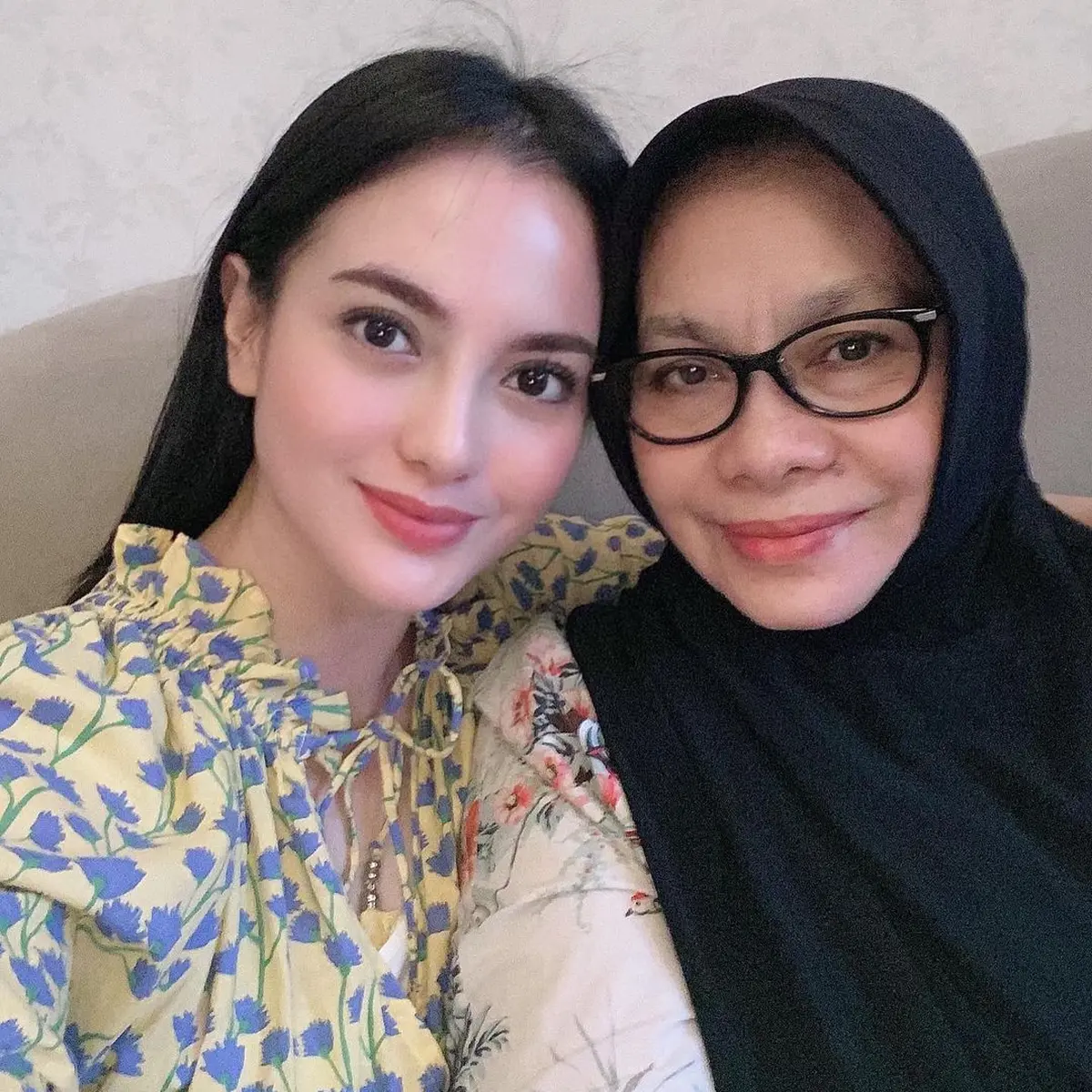 6 Fakta Meninggalnya Ibunda Ririn Ekawati Akibat Terjangkit Covid-19 -  ShowBiz Liputan6.com