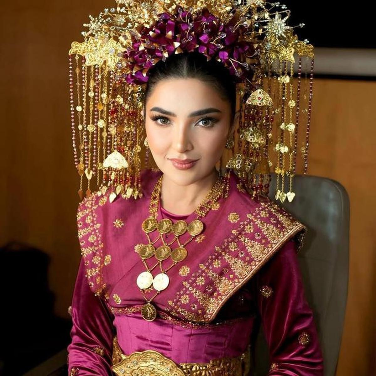 9 Potret Ashanty Pakai Baju Adat Palembang dengan Detail Mewah, Auranya Elegan