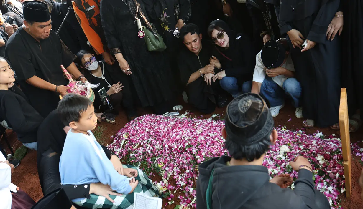 Sejumlah selebriti terus berdatangan menyambangi rumah duka tempat jenazah Mpok Alpa disemayamkan. (KapanLagi.com/Budy Santoso)
