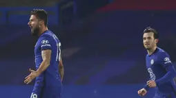 Penyerang Chelsea, Olivier Giroud (kiri) berselebrasi usai mencetak gol ke gawang Aston Villa pada pertandingan lanjutan Liga Inggris di Stamford Bridge, London, Selasa (29/12/2020). Hasil imbang ini membuat Chelsea gagal meraih poin penuh dari lima partai terakhir. (Richard Heathcote/Pool via AP)