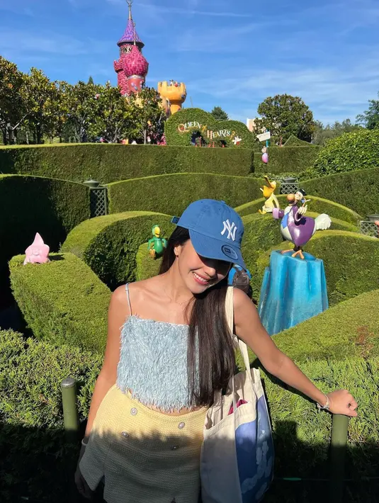 Beby Tsabina tampil playful dengan atasan berbulu bertali spagetti yang dipadukan dengan rok mini berwarna kuning. Tak ketinggalan, ia pun mengenakan topi berwarna biru senada dengan atasan yang ia kenakan. (instagram/bebytsabina)