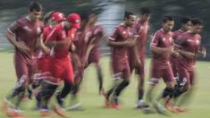 Para pemain Persija Jakarta melakukan pemanasan saat latihan di Lapangan ABC Senayan, Jakarta, Senin (14/5/2018). Latihan ini persiapan jelang melawan Home United pada laga AFC Cup. (Bola.com/Vitalis Yogi Trisna)