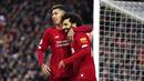 Pemain Liverpool, Mohamed Salah dan Roberto Firmino merayakan gol yang dicetak ke gawang Southampton pada laga Premier League di Stadion Anfield, Sabtu (1/2/2020). Liverpool menang 4-0 atas Southampton. (AP/Jon Super)