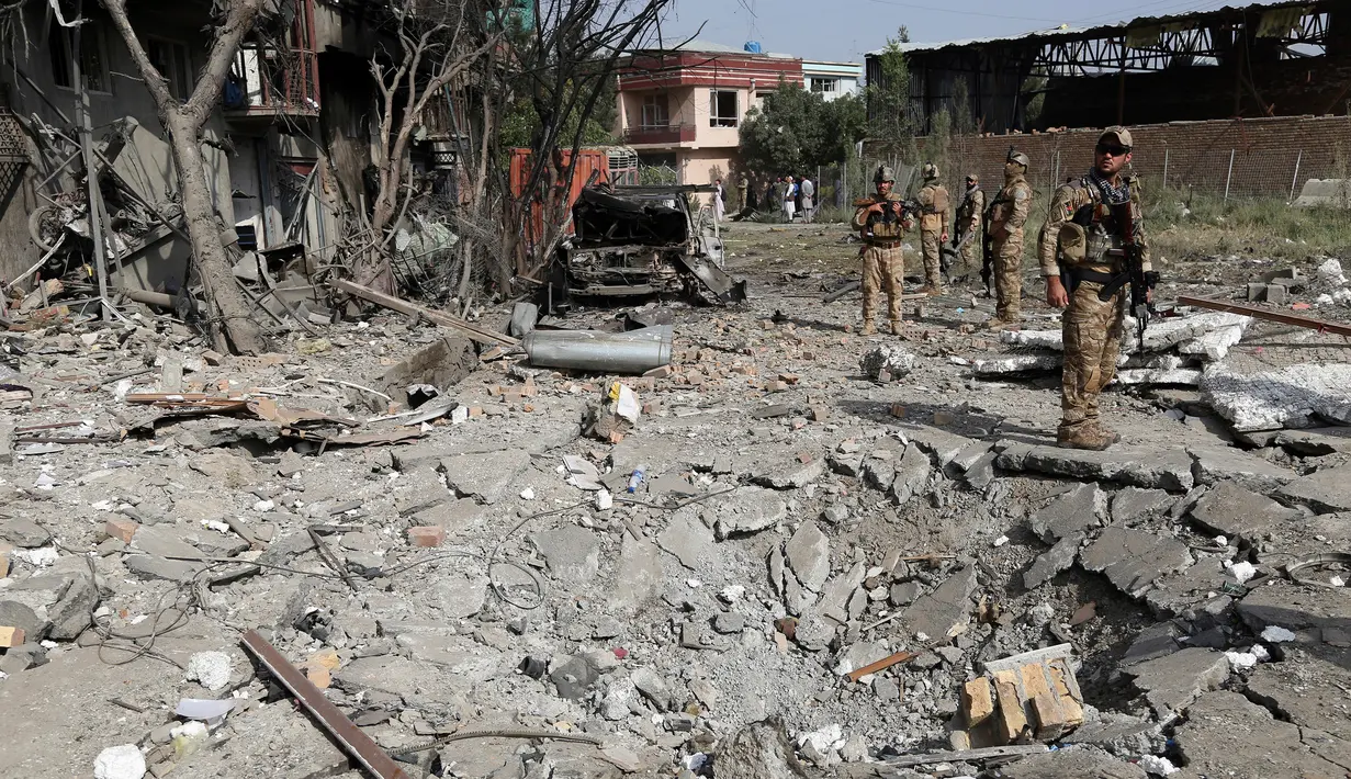 Pasukan keamanan menjaga lokasi serangan bom di kantor pemenangan calon presiden Afghanistan Amrullah Saleh, Kabul, Senin (29/7/2019). Tidak ada kelompok yang segera mengklaim bertanggung jawab dalam insiden itu. (AP Photo/Rahmat Gul)
