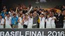 Gelar ketiga Liga Europa diraihnya juga masih bersama Sevilla usai mengalahkan Liverpool pada partai final di St. Jakob Park, Basel, 18 Mei 2016. Sevilla menang 3-1 atas Liverpool. (AFP/Paul Ellis)