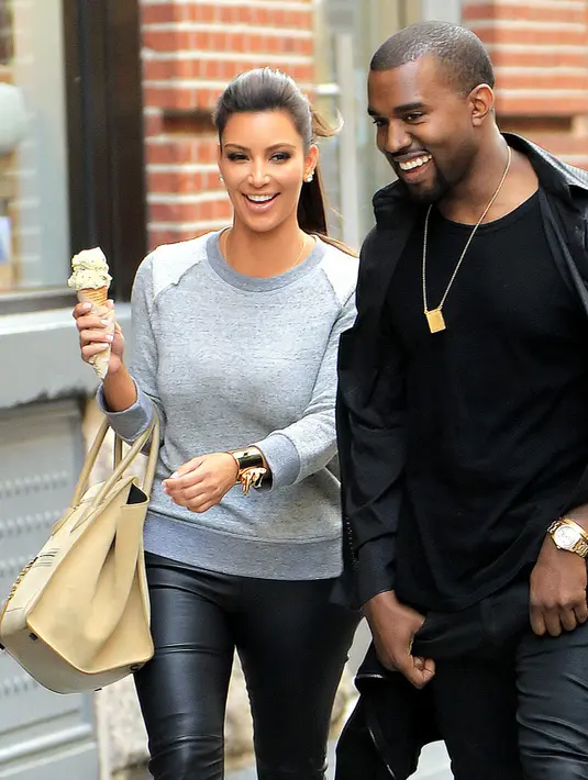 Lihat deh wajah bahagia Kim Kardashian saat makan es krim dan bercengkrama dengan Kanye West! (Jackson Lee/Splash News/USMagazine)