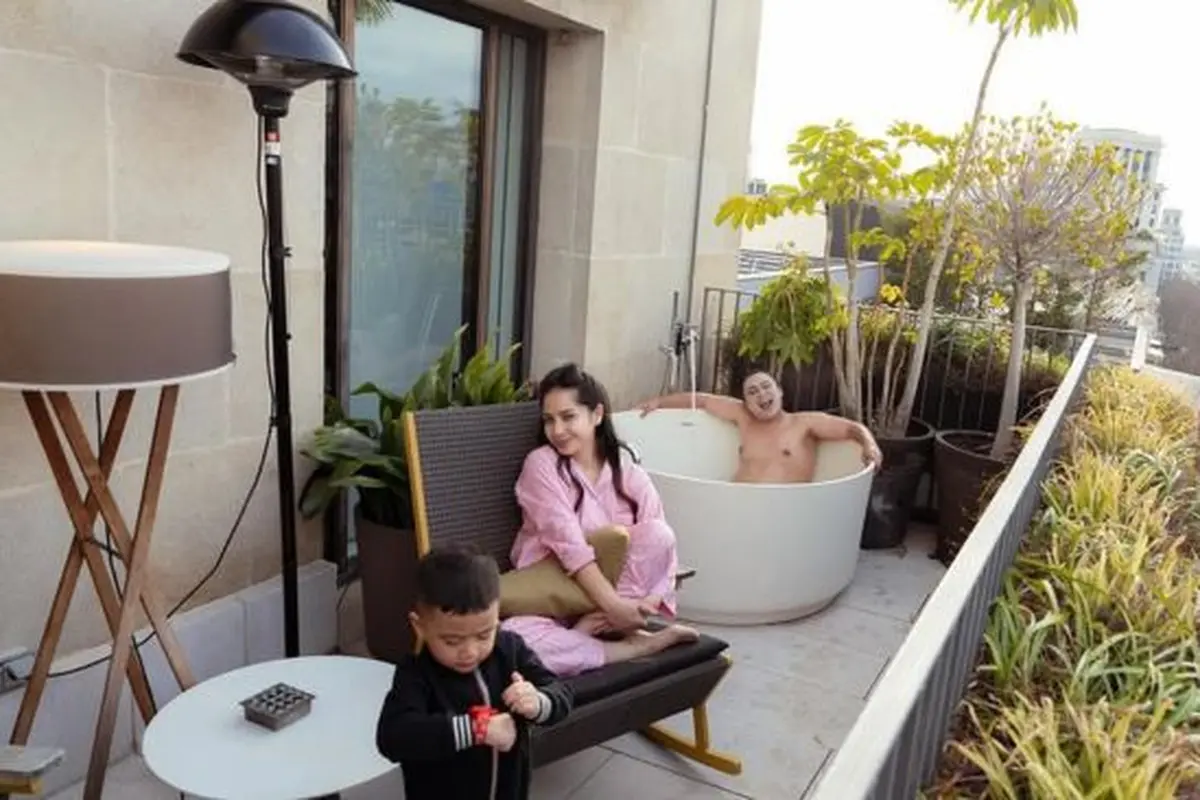 Potret Keanu Nongkrong di Balkon Hotel Mewah Bareng Nagita Slavina (credit: instagram/keanuagl)