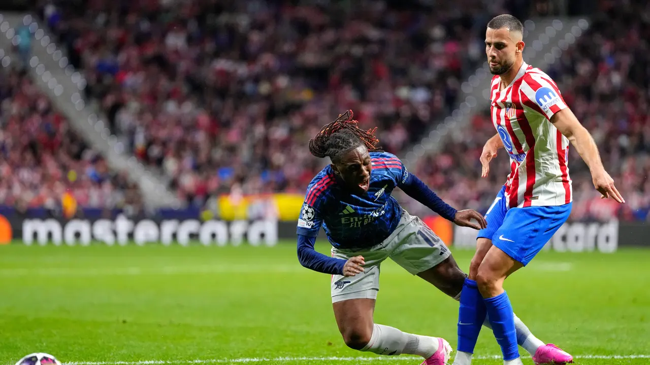 Eberechi Eze terjatuh saat berduel lawan David Hancko di laga Atletico Madrid vs Arsenal di leg pertama semifinal Liga Champions 2025/2026 di Riyadh Air Metropolitano, Kamis (30/4/2026).