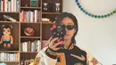Peggy Gou kenakan varsity jaket dengan nuansa hitam, putih, dan kuning. Jaket Nike tersebut tampak statement dengan tempelan emblem yang menyempurnakan gaya. [Foto: Instagram/ Peggy Gou]