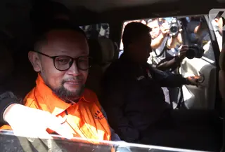 Mantan Staf Khusus Menteri Agama (Menag) periode 2020-2024, Yaqut Cholil Qoumas, Ishfah Abidal Aziz alias Gus Alex berada di mobil tahanan usai menjalani pemeriksaan di Gedung Merah Putih Komisi Pemberantasan Korupsi (KPK), Jakarta, Selasa (17/3/2026). (Liputan6.com/Helmi Fithriansyah)