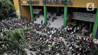 Parkiran sepeda motor pengunjung di Pasar Pramuka, Jakarta, Senin (16/3/2020). Pasar Pramuka diserbu pembeli yang mencari masker guna mengantisipasi virus Corona Covid-19, membuat sebagian badan jalan dimanfaatkan sebagai parkiran sehingga menyebabkan kemacetan panjang. (merdeka.com/Iqbal Nugroho)