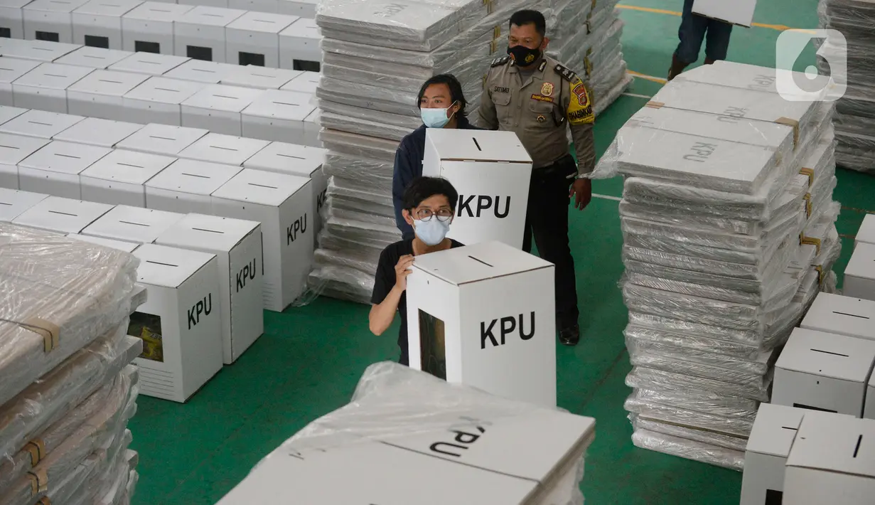 Petugas membawa kotak suara yang mulai distribusikan ke Kantor Kecamatan Pondok Aren, Kota Tangerang Selatan, Banten, Rabu (2/12/2020). Logistik diperiksa dan akan dibagikan ke 9 kantor Kelurahan untuk pemilihan Walikota dan Wakil Walikota Tangerang Selatan 9 Desember 2020. (merdeka.com/Dwi Narwoko)