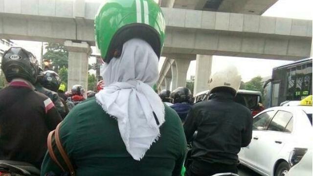 Nyeleneh, 8 Tingkah Kocak Penumpang Ojek Online Saat Pakai Helm