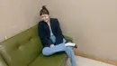 Kali ini, Kim Go Eun memilih tampilan semi formal, dengan blazer tanpa kerah bernuansa hijau zamrud, yang dipadunya dengan innerwear abu-abu dan celana jeans. Apa ini termasuk tampilan favoritmu, Sahabat FIMELA? Foto: Instagram @ggonekim.