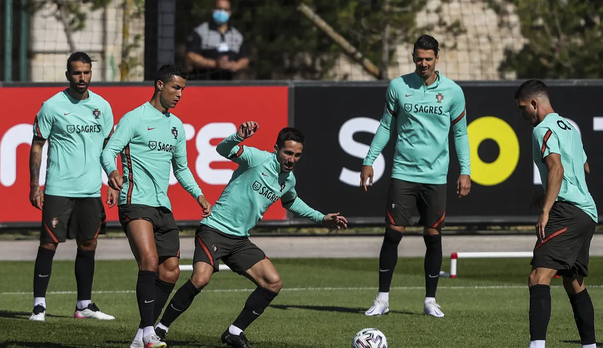 Para pemain Portugal saat mengikuti sesi latihan tim di Oeiras, luar Lisbon, Kamis (3/6/2021). Terakhir kali Portugal dan Spanyol bertemu terjadi pada Oktober 2020 lalu dengan skor 0-0. (AP Photo/Armando Franca)