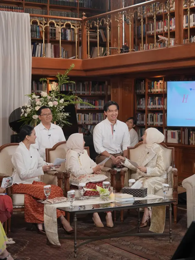 Pesona Perempuan Kuat dari Nikita Willy Berbalut Formal Suit dan Hijab Butter Yellow di Hari Kartini