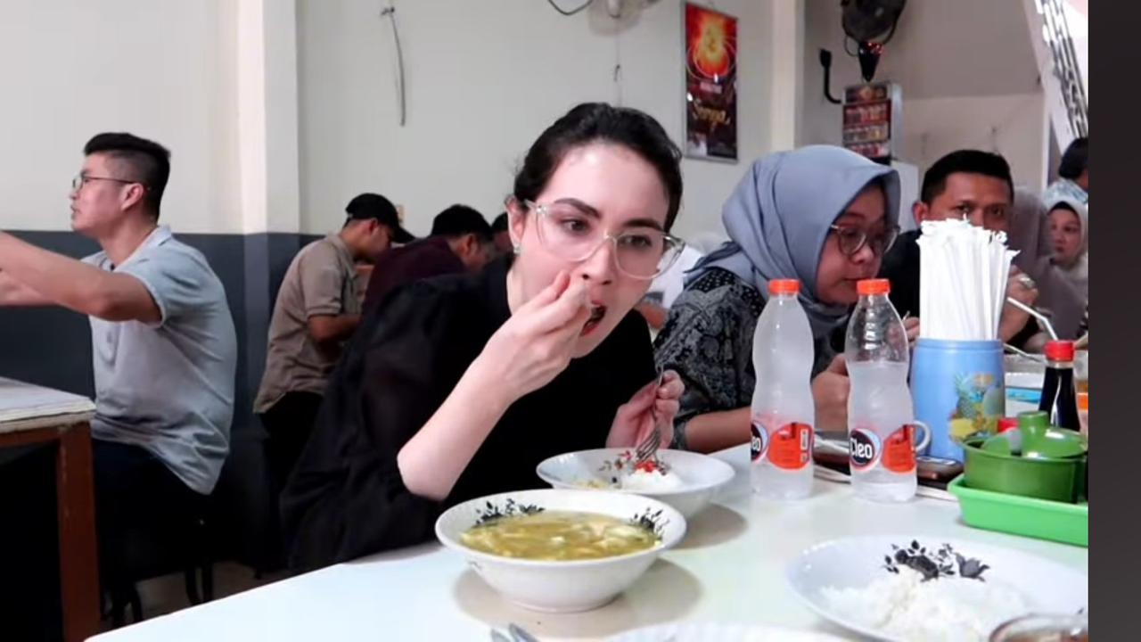 Potret Arumi Bachsin Blusukan Berburu Soto Legendaris, Ramah Diajak Foto Bareng Penggemar - Pulangnya Jajan Leker