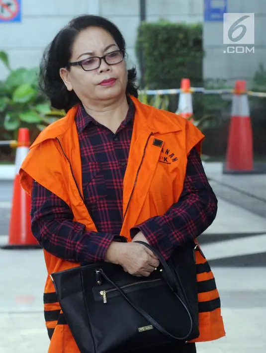 Mantan Anggota DPRD Sumut Arlene Manurung tiba di Gedung KPK, Jakarta, Jumat (4/1). Arlene diduga menerima suap persetujuan Laporan Pertanggungjawaban APBD 2012 dan Pengesahan Perubahan APBD 2013, 2014 dan 2015. (Merdeka.com/Dwi Narwoko)