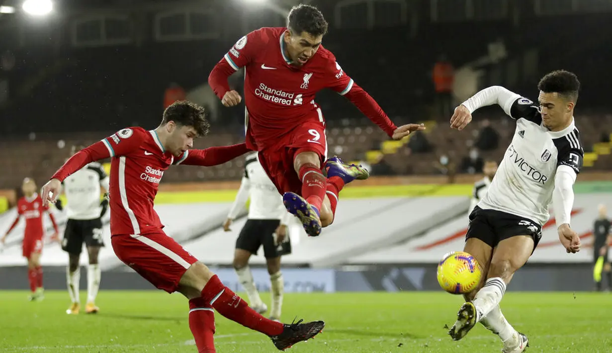 Pemain Fulham Antonee Robinson memblok tembakan dari pemain Liverpool Neco Williams (kiri) pada pertandingan Liga Premier Inggris di Stadion Craven Cottage, London, Minggu (13/12/2020). Liverpool dan Fulham bermain imbang 1-1. (AP photo/Matt Dunham, Pool)