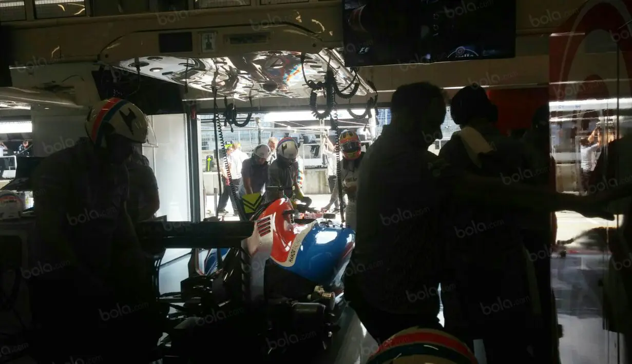 Tim Teknisi Manor Racing, Rio Haryanto tengah sibuk mempersiapkan mobil MRT 05 di paddock usai menjalani free practice ke-2 di Sirkuit Red Bull Ring, Austria, (1/7/2016). (Bola.com/Reza Khomaini)