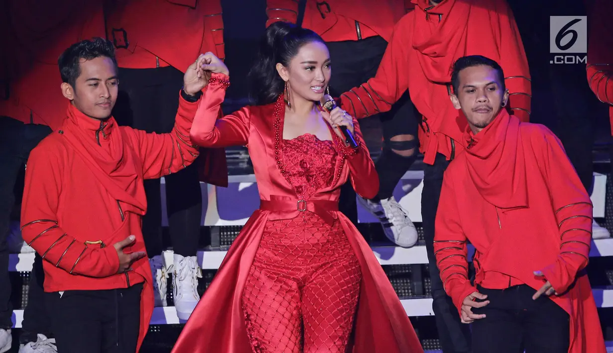 Pedangdut Zaskia Gotik bersama para dancer saat menyanyikan lagu pada perayaan HUT Indosiar ke-23 di Jakarta Convention Center (JCC), Kamis (11/1). Ayu Ting Ting dan Zaskia Gotik membawakan lagu sambalado dan tarik selimut. (Liputan6.com/Herman Zakharia)