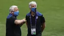 Pelatih Atalanta, Gian Piero Gasperini (kanan) melihat suasana stadion Da Luz di Lisbon, Selasa (11/8/2020).  Atalanta akan bertanding melawan PSG pada perempat final Liga Champions di stadion Da Luz, Lisbon, Portugal. (Rafael Marchante/Pool via AP)