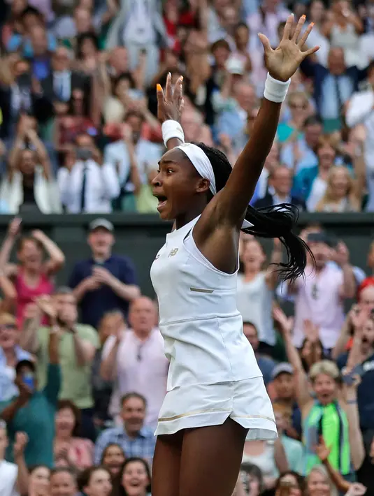 Petenis AS, Cori Gauff berselebrasi usai mengalahkan petenis Slovenia, Polona Hercog dalam pertandingan putaran ketiga Kejuaraan Tenis Wimbledon 2019 di London, Inggris (5/7/2019). Sebelumnya petenis 15 tahun ini berhasil mengalahkan Venus Williams dan Magdalena Rybarikova.  (AP Photo/Ben Curtis)