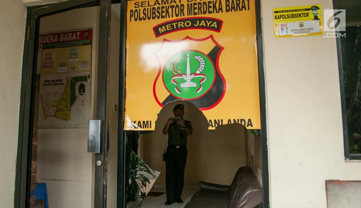 Petugas mengabadikan Pos Polisi Subsektor Monas Barat, Gambir, Jakarta, Jumat (26/5). Pengrusakan terjadi pada kamis malam tersebut diduga oknum yang mengaku sebagai aparat. (Liputan6.com/Gempur M Surya)