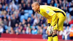 Tottenham Hotspur's Brazilain goalkeeper Heurelho Gomes watches the game during their English Premier League football match against Aston Villa at Villa Park, Birmingham, central England on March 15, 2009. AFP PHOTO/PAUL ELLIS