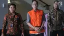Tersangka kasus dugaan korupsi di PN Balikpapan tahun 2018, Kayat (tengah) meninggalkan gedung KPK usai diperiksa di Jakarta, Rabu (24/7/2019). Kayat diperiksa sebagai tersangka terkait menerima suap untuk membebaskan terdakwa kasus pemalsuan surat atas nama Sudarman. (merdeka.com/Dwi Narwoko)