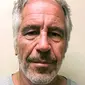 Jeffrey Epstein adalah seorang pengelola keuangan kelahiran Amerika Serikat, yang belakangan menjadi terdakwa kejahatan seksual. Dia tewas bunuh diri di penjara pada Agustus 2019&nbsp;setelah ditahan atas kasus perdagangan seks anak. (Dok. AP)