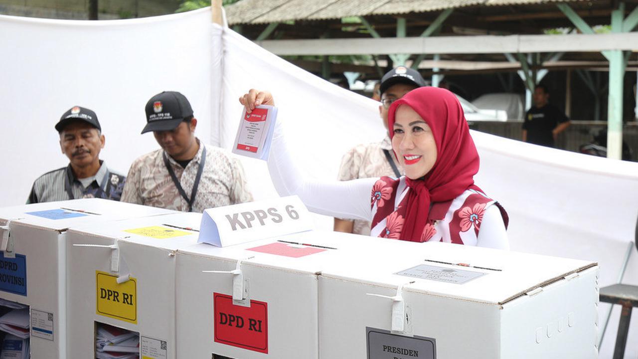 Venna Masukan Surat Suara di Dalam Kotak Suara