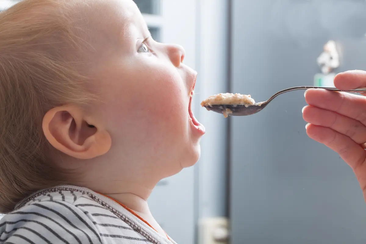 Ilustrasi makan anak
