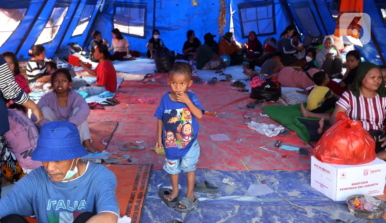 Suasana di tenda pengungsian pascakebakaran pemukiman penduduk di kawasan Kapuk Muara, Penjaringan, Jakarta Utara, Senin (31/7/2023). Sebanyak 1.000 orang dilaporkan mengungsi imbas kebakaran tersebut. (Liputan6.com/Johan Tallo)