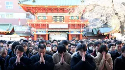 Warga berdoa di kuil Kanda Myojin, Tokyo (4/1). Lebih dari 3.500 perusahaan diperkirakan akan mengadakan doa untuk dimulainya awal tahun di kuil tersebut pada dua hari kerja pertama tahun ini. (AFP Photo/Toshifumi Kitamura)