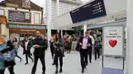 Aktivitas stasiun kereta Manchester Victoria, Inggris, (30/5). Sempat ditutup untuk penyelidikan forensik, stasiun kereta Manchester Victoria kembali dibuka setelah lebih dari sepekan insiden bom bunuh diri di Manchester Arena. (Owen Humphreys/PA via AP)