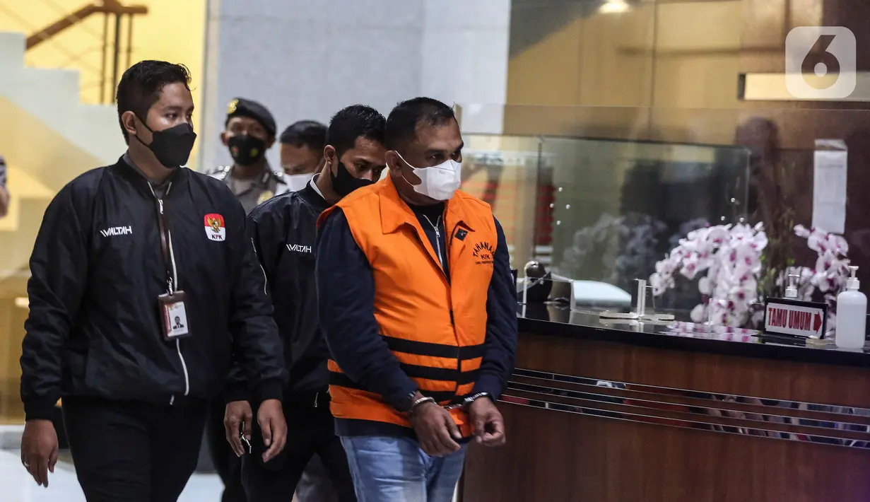 Tersangka mantan Panglima Gerakan Aceh Merdeka (GAM) Izil Azhar atau Ayah Merin, ditahan usai menjalani pemeriksaan di Gedung Merah Putih KPK, Jakarta, Rabu (25/1/2023), pasca ditangkap di Banda Aceh pada Selasa 24 Januari 2023. Izil Azhar yang merupakan orang kepercayaan mantan Gubernur Aceh Irwandi Yusuf, dan sempat masuk dalam Daftar Pencarian Orang (DPO) dan menjadi buronan KPK sejak November 2018, karena diduga menjadi perantara penerima gratifikasi uang "jaminan pengamanan",  dari Board of Management (BOM) PT NS Joint Operation (Nindya Sejati) untuk Gubernur NAD Irwandi Yusuf, terkait proyek pembangunan Dermaga Bongkar pada Kawasan Perdagangan Bebas dan Pelabuhan Bebas Sabang tahun anggaran 2006-2011. (Liputan6.com/Johan Tallo)