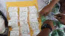 Dit Narkoba Polda Metro Jaya menata barang bukti hasil Operasi Bersinar Jaya 2016 di Jakarta, Rabu (13/4). Petugas mengungkap peredaran narkoba internasional dengan mengamankan 750 butir happy five senilai Rp202,608 miliar. (Liputan6.com/Gempur M Surya)