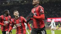 Rafael Leao dari AC Milan melakukan selebrasi setelah mencetak gol pembuka timnya pada pertandingan sepak bola perempat final Piala Italia antara AC Milan dan Atalanta, di stadion San Siro di Milan, Italia, Rabu, 10 Januari 2024. (AP Photo/Luca Bruno)