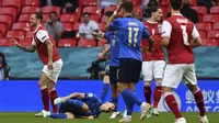 Nicolo Barella dari Italia, bawah, meringis kesakitan setelah tekel oleh Marko Arnautovic dari Austria, kiri, selama pertandingan babak 16 besar kejuaraan sepak bola Euro 2020 antara Italia dan Austria di stadion Wembley di London di London, Sabtu, 26 Jun