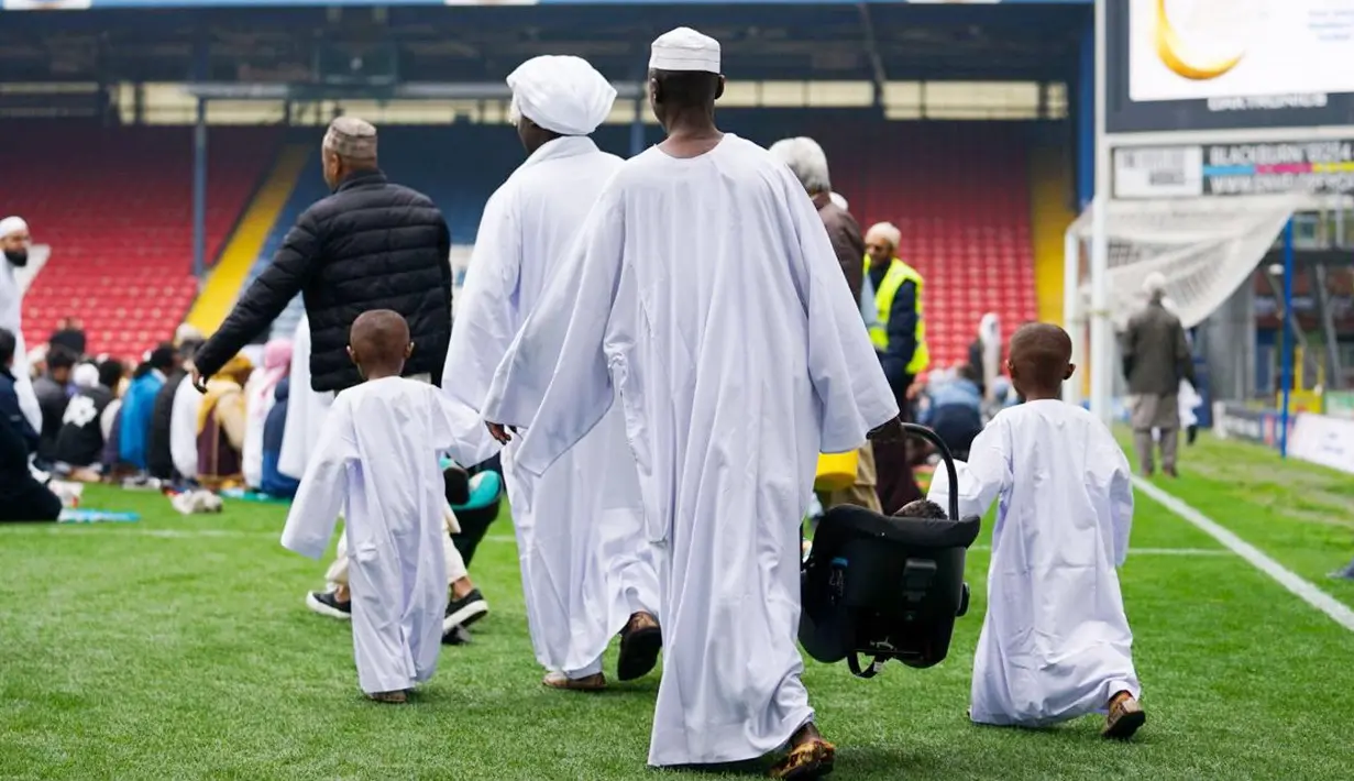 <p>Kegiatan salat Idulfitri di markas Blackburn membuat klub Championship ini mengukir sejarah di Negeri Ratu Elizabeth tersebut. (Foto: twitter Blackburn Rovers)</p>